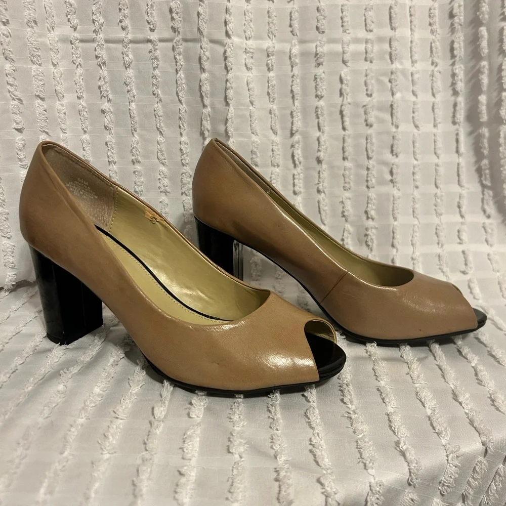 Bandolino Size 6.5M Tan Leather Peep Toe Block Heel Pumps‎